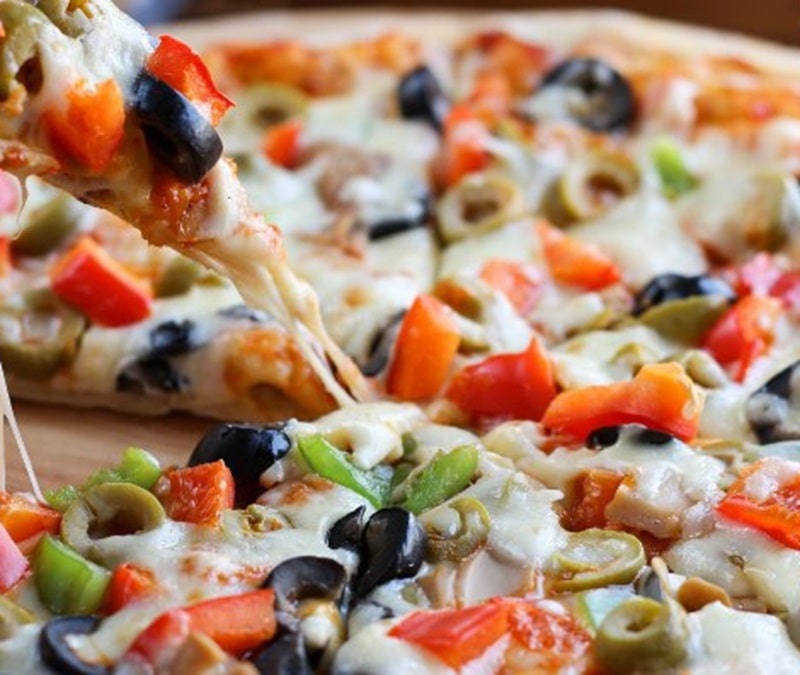 پیتزا مخصوص چی دارد