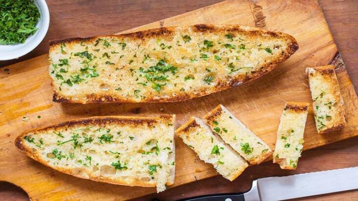 طرز تهیه نون سیر خانگی؛ خوشمزه و راحت