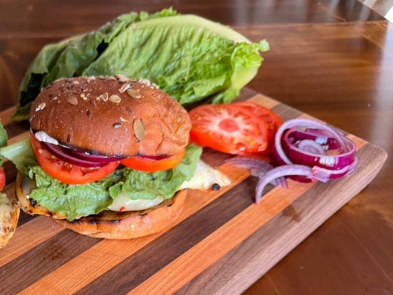 طرز تهیه ساندویچ مرغ هالوپینو در خانه