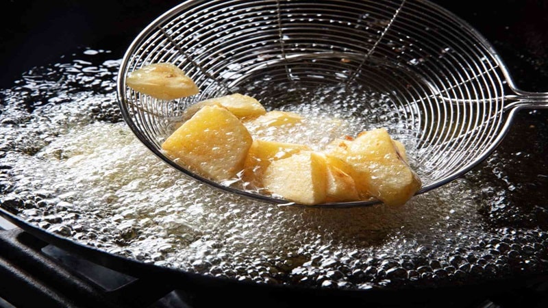 سوخاری کردن سیب زمینی در روغن