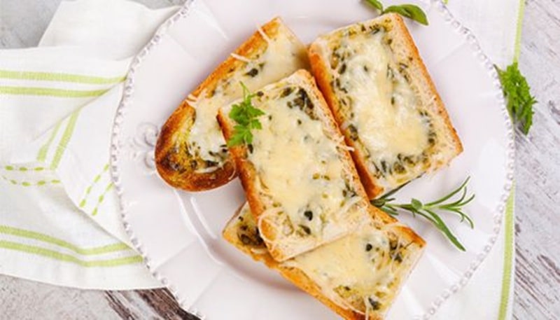 لقمه نان تست با پنیر و سیر