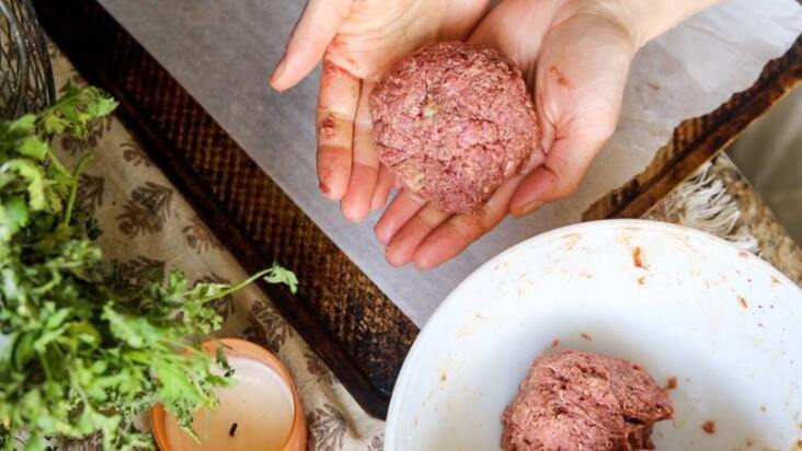 راهنمای انتخاب و طرز تهیه گوشت همبرگر آبدار و خوش‌طعم در خانه