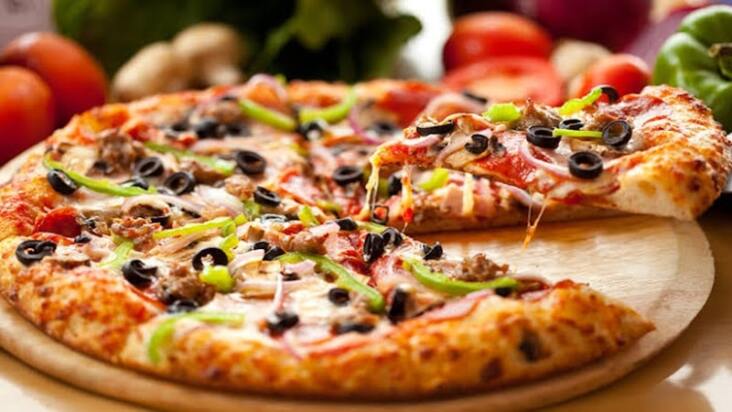 پیتزا مخصوص چی دارد